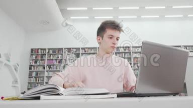 <strong>图书</strong>馆用笔记本电脑拍摄的男生低<strong>角</strong>度镜头